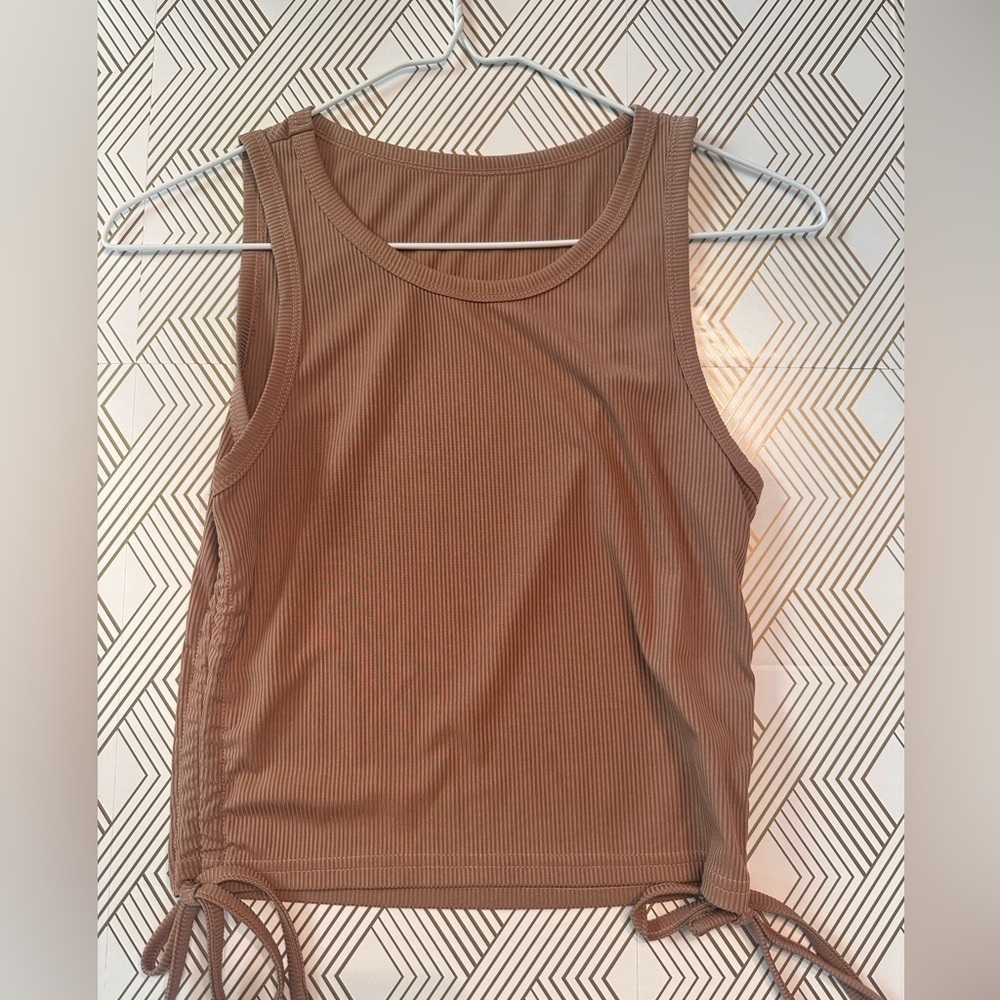 Crop tops‎
